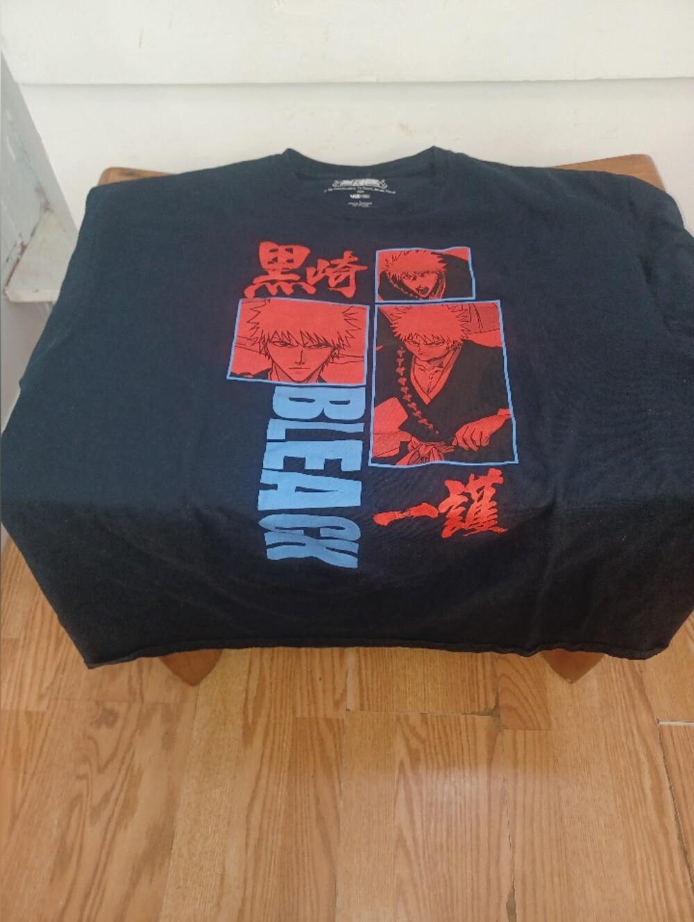 Bleach Graphic Crewneck T-Shirt in Black and Red